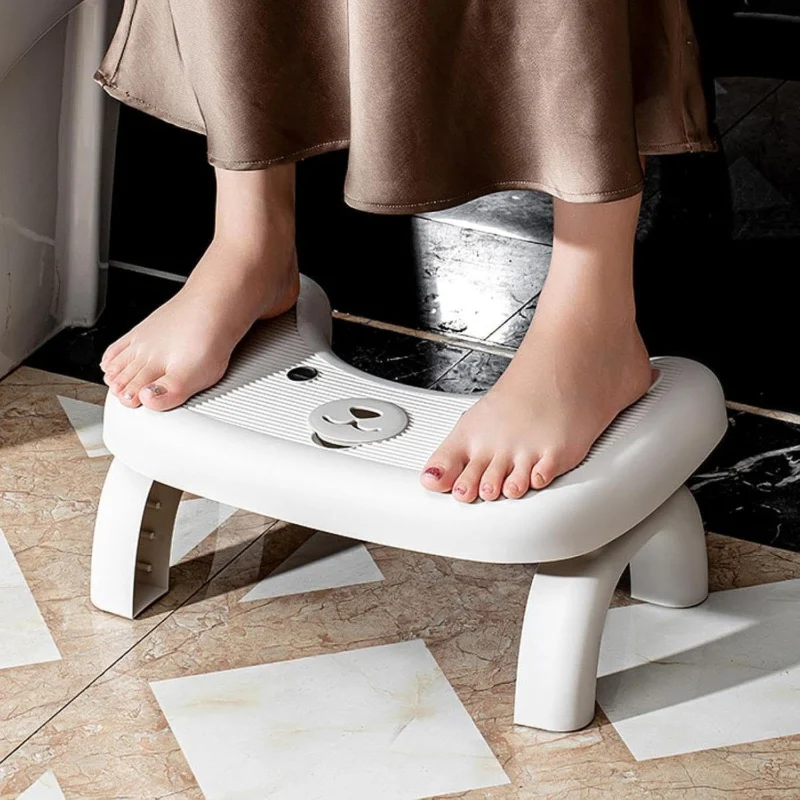 Toilettenhocker mit Trittstufe zur Unterstützung der Füße