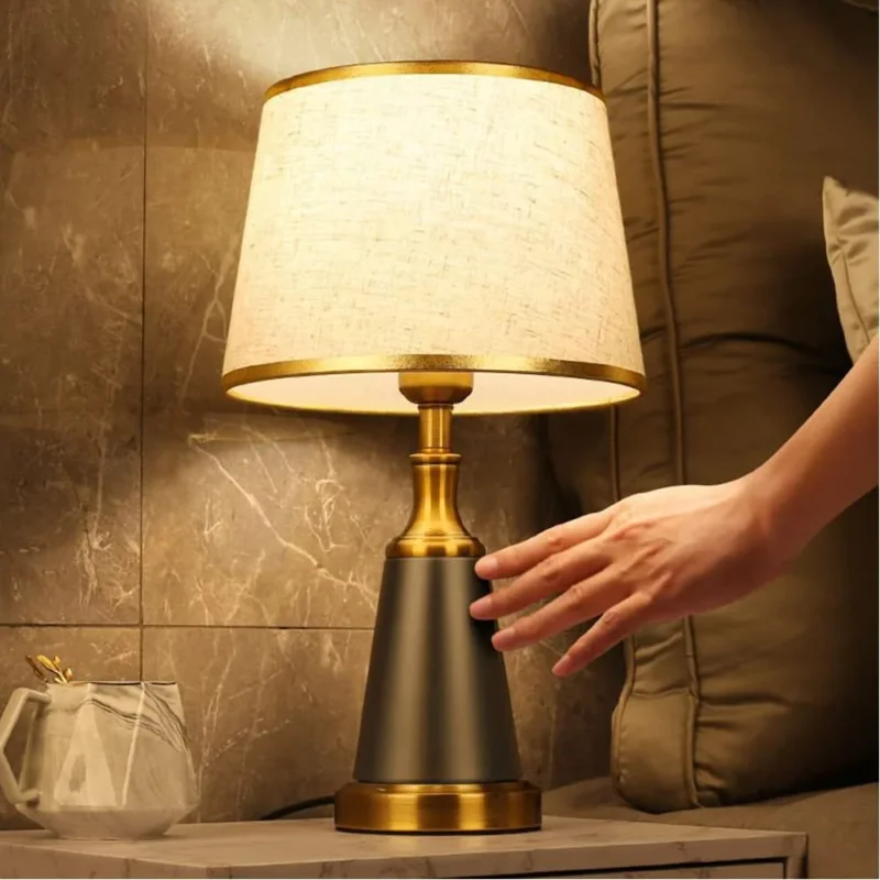 Chao Zan Tisch- oder Nachttischlampen - Tischleuchte mit Stoffschirm - Metalle Tischleuchte - D25 x H45 - E27 Lampe - ohne Leuchtmittel (B)